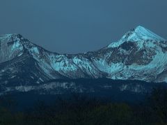 休暇村　裏磐梯の宿泊部屋からの日の出前の磐梯山。

夜明けの5時頃から磐梯山を撮り始め、これは朝5時頃の
磐梯山。