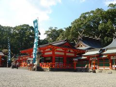 鮮やかな朱塗りの社殿。街中にありながらも境内はしんと静まり、玉砂利を踏む参拝者の足音が聞こえていた。