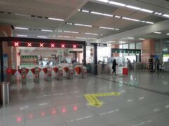 蘇州北駅からホテルまでは、地下鉄です。驚いたことに、中国の地下鉄では入場の際に、空港のように、荷物をＸ線検査装置に通す必要がありました。それは蘇州だけではなく、上海でも同じでした。