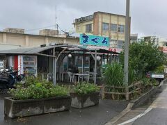 ずっとシトシトと雨が降っているので、すぐ竹富島に行っても仕方ないので。
港横のマルハ鮮魚へ。