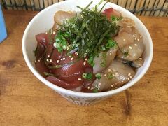 竹富島から石垣島に戻ってきました。
雨はむしろ強くなってきました。

ちょっと早いですが、離島ターミナルにあるお店で、づけ丼を頂きました。