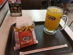 雨は止まないので、A&Wへ。

カーリーフライとオレンジジュース。