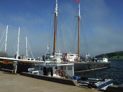 格好いい船だねー！
この帆船は、1921年、ルーネンバーグで造船された、タラ漁船、ブルーノーズ号のレプリカで、ブルーノーズ２世号です。
ブルーノーズ号は国際帆船レースで数々の優勝を果たしている漁船で、カナダの10セントコインの絵柄として使われています。
