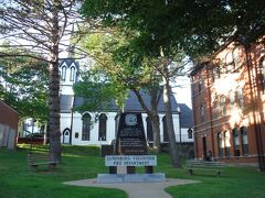 ボランティア消防隊員達を称えた碑と
その奥に見えているのが、St Andrews Presbyterian Church and Hall
この教会の島の一番上にはお魚が乗っています。
でも、「また教会ー！？」って、娘が文句を言うので、あっちまでは行きません。