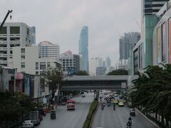 MBK（東急百貨店）と周辺のビル（サイアムディスカバリ―など）とを連絡する高架歩道からパヤ―タイ通り北側の眺め。

チョンノンシーのマハナコーンタワーが見える。