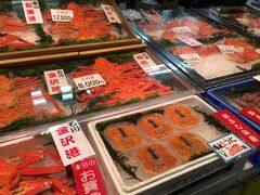 近江町市場でランチを食べるべく、市場の中をぐるっと見て回ります。カニ、美味しそう！

お目当ての回転ずし「もりもり寿し」を発見。11時半なのに、大行列。。。とりあえず番号札をもらって、市場をウロウロしながら待つことにしました。