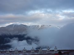 夫を起こしてベランダに出てみると、手前の山が見えてきました。(7:28)