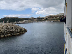 フェリーにはかなりたくさんのお客さんが乗りますが、席は多く、座れなくなることはないと思います。全然揺れないので、船酔いもしませんでした。