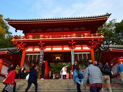 鴨川沿いを歩いて四条通沿いに八坂神社（http://www.yasaka-jinja.or.jp/）まで歩いてきました。