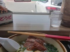 お腹空いたなー。
超久しぶりに海の見えるお店でアーサそば頂きました。
数年前と違って、外国の方が多かったです。
お店の人も格段と愛想が良くなってたなー。
色んな変化があった。