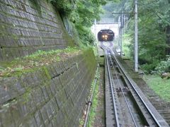 ゴッゴッゴッ‥

立山駅と美女平間1.3km、標高差およそ500m、所要時間7分です。
2台のケーブルカーがつるべ式で上り下りする仕組みになっています。

あっ、上からケーブルカーが下って来ましたよ。
カメラを構えましたが‥