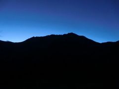 夜明けの立山三山です。
なんて、幻想的なのでしょう。
稜線右から、雄山･大汝山･富士ノ折立の三峰の総称を「立山」と言います。
今日はこの山に登ります。