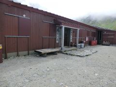 11:55
「剱沢小屋」に着きました。
この小屋は大正時代創業の歴史ある山小屋です。
休憩にしましょう。

※剱沢小屋/11:55-12:25