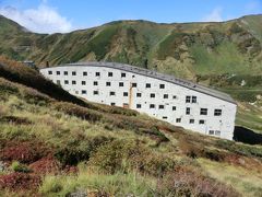 雷鳥温泉へは、約30分ほどの登りです。

雷鳥沢ヒュッテを横目に見ながら急な階段を登っていきます。

ハァハァハァ‥
キツいよ～