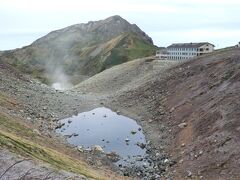 水たまりのように見える池‥
標高2,354 mに位置する「りんどう池」です。
中部山岳国立公園内の立山室堂の周辺にある火口湖群の中の1つで名の通り、池の周辺にはリンドウが見られ、夏にはタテヤマリンドウやミヤマリンドウが咲き乱れるそうです。

奥の建物は、雷鳥温泉.雷鳥荘です。