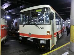 8:53
このトロバスの名称は、立山黒部貫光8000系無軌条電車。
平成8年から8台が活躍しています。

室堂から3.7km/10分。
大観峰に着きました。