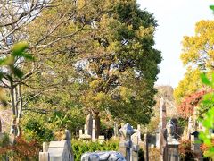 横浜外国人墓地は幕末の米黒船艦隊来航の際の軍人の埋葬により始まった墓地で、横浜開港当時の発展に貢献した19世紀の人々をはじめとし、40数カ国の外国人約4,800人が眠っているそうです。
（横浜観光情報サイトより）
