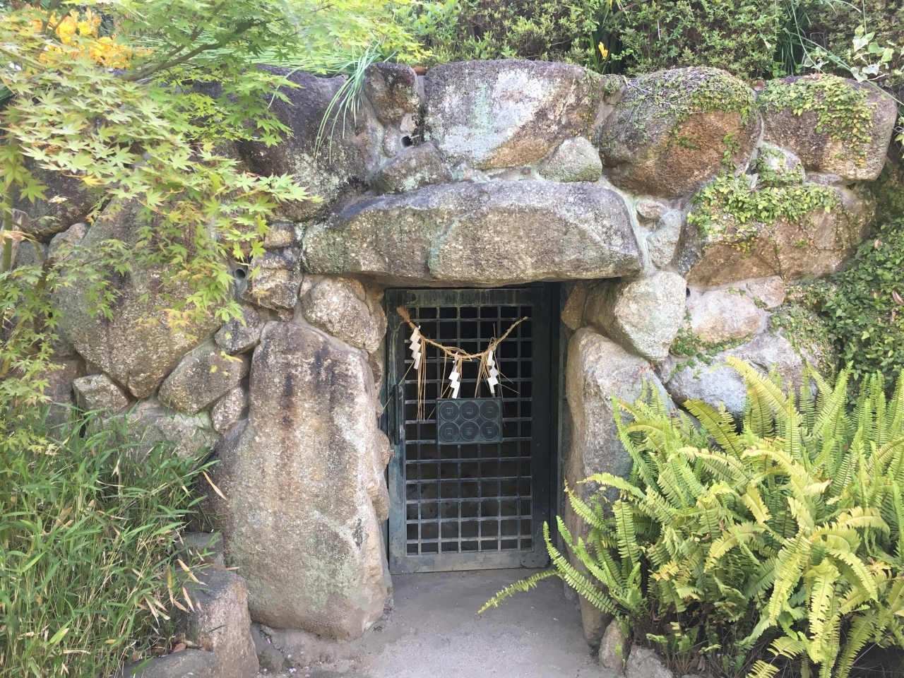 この三光神社には真田の抜け穴と伝わる、地下道のようなものが残っています。

真田幸村公がここから大坂城まで続く抜け道を作ったと言われています。
