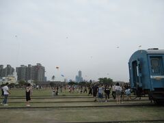 哈瑪星駅前の公園で、凧揚げをしている人がたくさんいました。
