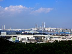まずはお約束の展望台へ
高台にあるこの公園からは、名前の通り港や横浜ベイブリッジが一望できます。
