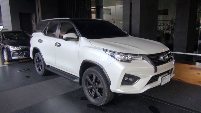 今日は効率よく隣接する3つのマーケットを回るために、終日ハイヤーをチャーター。<br />車は乗り心地抜群の革シートのランドクルーザー。