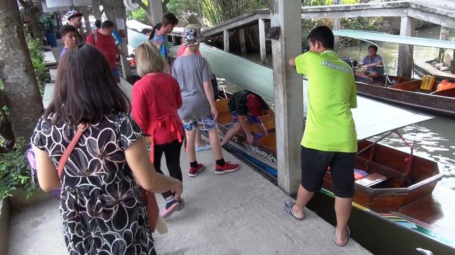 最初は1時間ひとり1000THBとふっかけてきたけど、歩いていくとか他へ行くなどどダダをこねるフリをして、最終的には1時間30分 家族4人貸切で2500THBにおちついた。<br />それでも高いけど、まぁひとり600THBぐらいなのでまぁいいか。