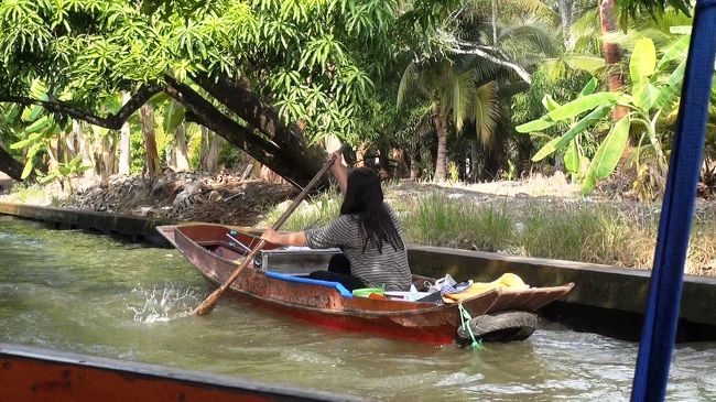 途中何度も手漕ぎボートを抜かしましたが、こんな炎天下、屋根のない手漕ぎボートは遅いし疲れそうだし揺れるし、安いけど乗らなくて正解。<br />
