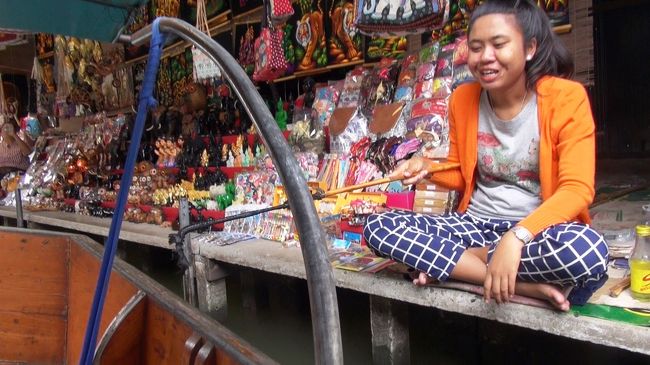 運河に面した土産屋がボートを長い金具で引き寄せ、あれやこれやとセールスを始める。<br />買う気はさらさらないけど、冷やかし半分で値引交渉をして楽しんだ。