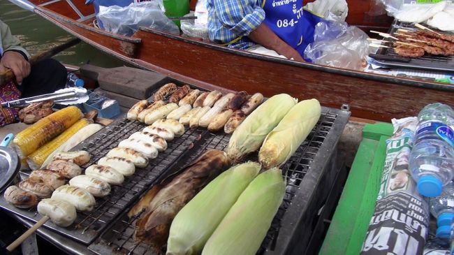 朝イチで腹が減っていたので、グルメを売っているボートに近づくよう指示します。<br />まずは焼きバナナのボート。