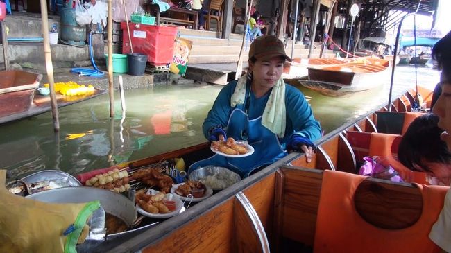 次はエビとチキンの揚げ物のボートに横付け。