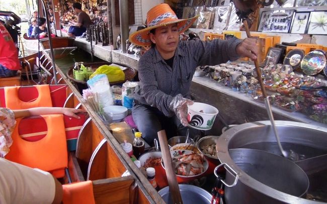 タイラーメンを作っていたボートに横付け。