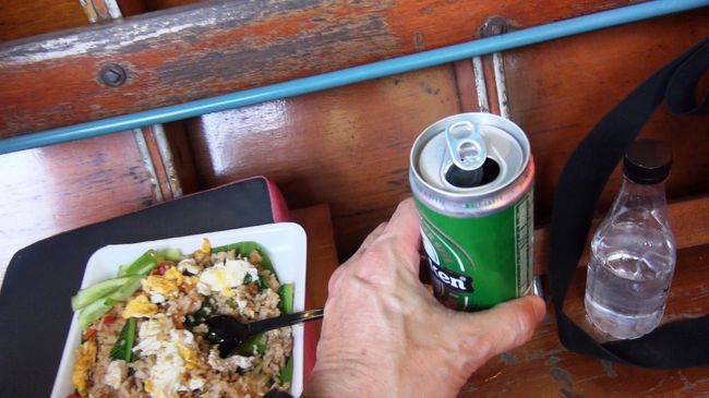 運河に面して食事専門屋台があったので、そこにも横付けしてパッタイとチャーハンと冷えたタイビール。