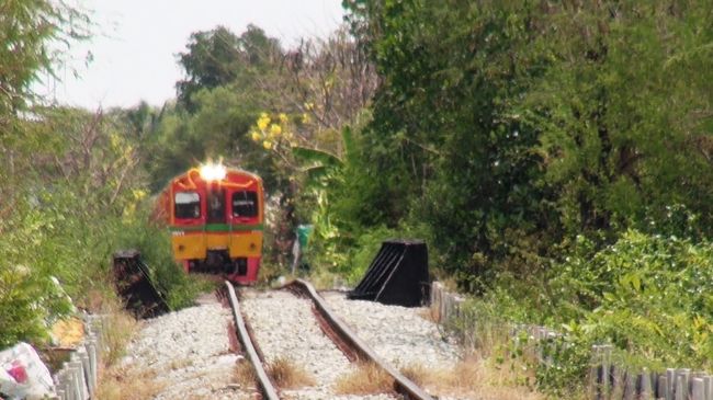 もう一ヶ所のアンパワーは夜型マーケットなので、ダムヌンサドアックからメークロン線のラドヤイ駅まで行き、メークロンまで一駅だけ乗車。