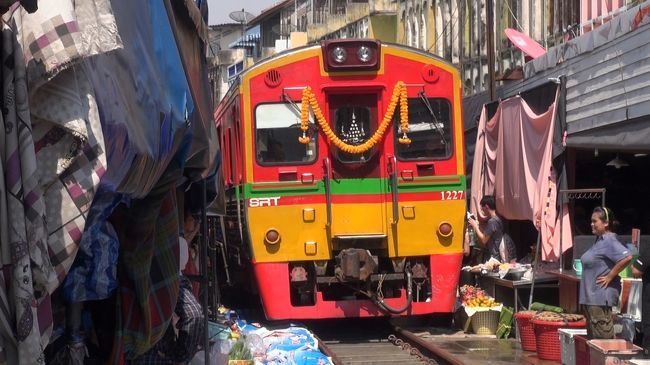 メークロン駅下車後はその周辺で時間を潰し、線路マーケットをすり抜ける列車を2回撮影。