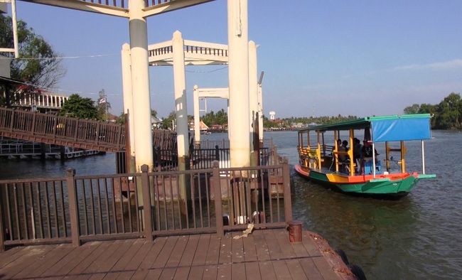 市場の中は川沿いとはいえ空気がよどんでいるので、マーケット外れの海が見えるテラスまで行ってそこで涼みます。