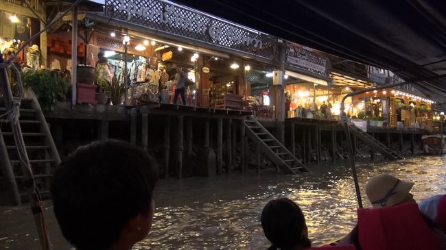 ボートは照明の灯された情緒あふれるマーケットを抜け、真っ暗な海へと出ていきます。