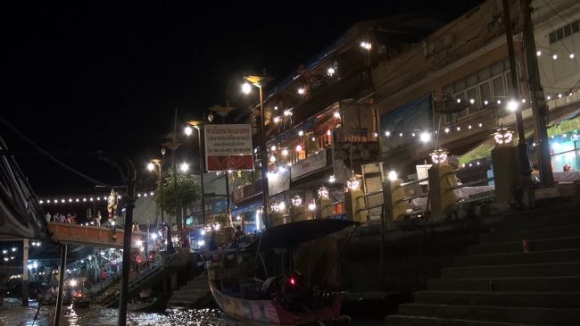 そこから蛍クルーズスポットまでブッ飛ばします。<br />10分ぐらいで蛍の生息する森へ到着。<br />クリスマスツリーのイルミネーションのようにキラキラ光ってましたが、残念ながら写真は暗すぎてうまく撮れませんでした。