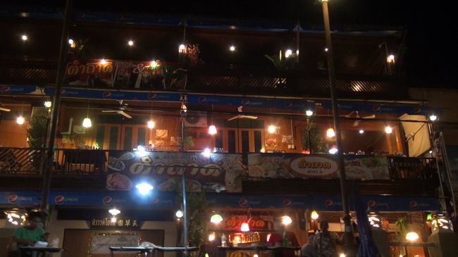 5-6ヶ所蛍の森を点々とし、再びマーケットへ向けてブッ飛ばす。<br />戻ってきたのは19:30。<br />すっかり日が暮れ、夜アンパワーはすごくいい雰囲気。