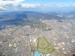 ANA 523
大阪伊丹空港－阿蘇くまもと空港
阪神競馬場が見えた
2019年4月15日　月曜日
よく見ると、日本ダービーの真っ最中だった!!!かもしれない