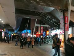 18:40
龍陽路駅前。
駅を出て地下鉄に乗り換えました。
地下鉄乗り場はすぐ隣の建物だったので乗り換えは簡単でした。
