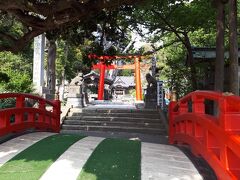 国道135沿いにある白濱神社。
入り口には太鼓橋がかかっています。