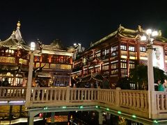 広場には池があって、そこに浮かぶように建っている『湖心亭』は上海で最も古い茶楼だそうです。
前にかかっている九曲橋は人でいっぱいでした。
