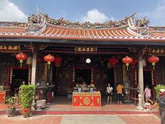 ストリート中盤にある青雲亭寺院
１６４６年に明の鄭和のマラッカ寄港を讃えて華人によって建立されたということで本堂の建築素材や法具類は全て中国から運ばれたもの。