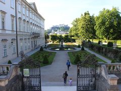 はい、こちらがミラベル庭園ですよ～。

この門が「サウンド・オブ・ミュージック」にも出てくる「ドレミの階段」です♪

といっても、母はサウンド・オブ・ミュージックは見ていないかも...(^_^;)

