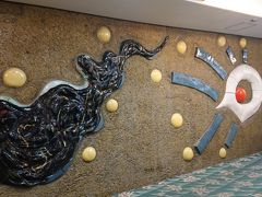 堂ヶ島温泉ホテル到着

ロビーに岡本太郎の作品！！「すご～～～」