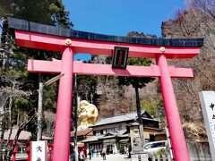 妙義山登山ルート入口付近にあるのが、こちら「中之嶽神社」です。

何やら、金色のものが目に飛び込んで来ましたね。