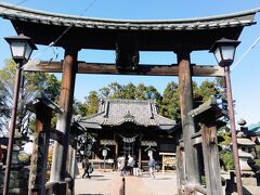 次の神社へ到着。
今回のツアーのメインです。

「世良田八坂神社」は、876年創建とされる伝統ある神社。
厄除け、方位除けの神様として信仰を集めています。

屋根が設置された鳥居が珍しい。