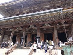 そしていよいよ、蔵王堂です。国宝に指定されています。世界遺産にも。

大きすぎて写真に収まりません。木造建築として、東大寺大仏殿に次ぐ、日本で二番目の大きさとのこと。