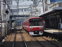 　生麦駅で普通浦賀行きを追い越します。