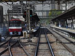 　神奈川新町駅で先ほど京急川崎駅で見送ったエアポート急行を追い抜きます。